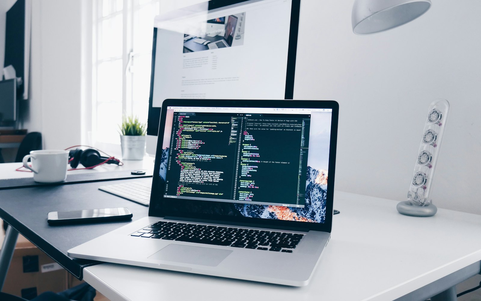 Arbeitsplatz mit Hardware und Code